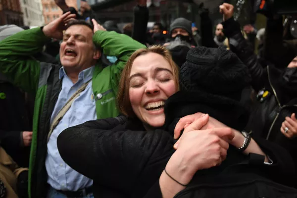 Varias personas celebran la decisión del tribunal de no extraditar al fundador de WikiLeaks. Varias personas celebran la decisión del tribunal de no extraditar al fundador de WikiLeaks. - Sputnik Mundo