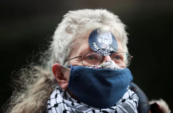 Una persona con una pegatina que pide la libertad de Assange espera la decisión del tribunal acerca de la extradición del fundador de Wikileaks. Una persona con una pegatina que pide la libertad de Assange espera la decisión del tribunal acerca de la extradición del fundador de Wikileaks. - Sputnik Mundo