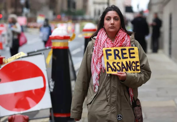 Una partidaria de Assange sostiene una pancarta a las puertas de Old Bailey. Una partidaria de Assange sostiene una pancarta a las puertas de Old Bailey. - Sputnik Mundo