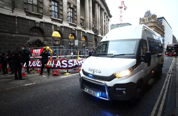 Una camioneta carcelaria, en la que se cree que se transportó a Assange, llega al tribunal de Old Bailey. Una camioneta carcelaria, en la que se cree que se transportó a Assange, llega al tribunal de Old Bailey. - Sputnik Mundo