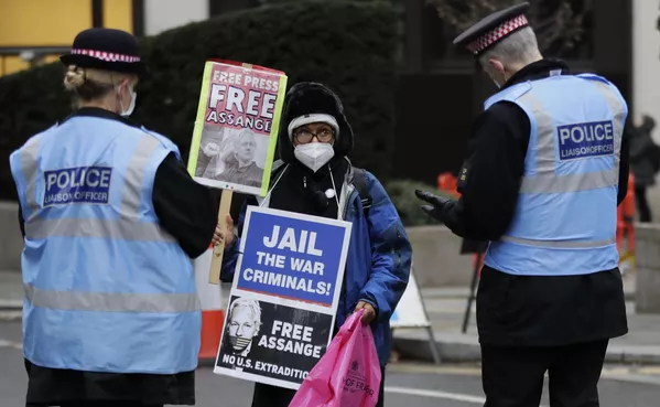 La Policía habla con un manifestante pro-Assange a las puertas de Old Bailey. La Policía habla con un manifestante pro-Assange a las puertas de Old Bailey. - Sputnik Mundo