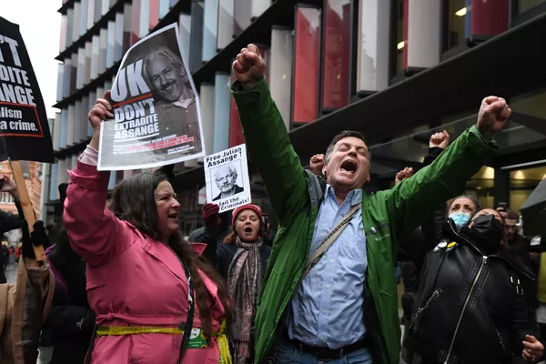 Varias personas celebran la decisión del tribunal de no extraditar al fundador de WikiLeaks. Varias personas celebran la decisión del tribunal de no extraditar al fundador de WikiLeaks. - Sputnik Mundo