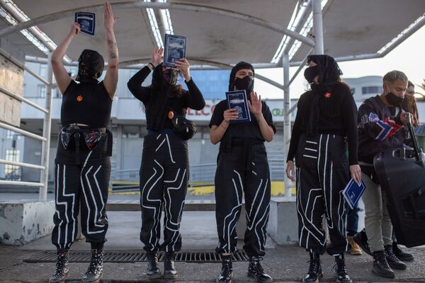 El colectivo feminista chileno LasTesis durante una manifestación en Valparaiso - Sputnik Mundo