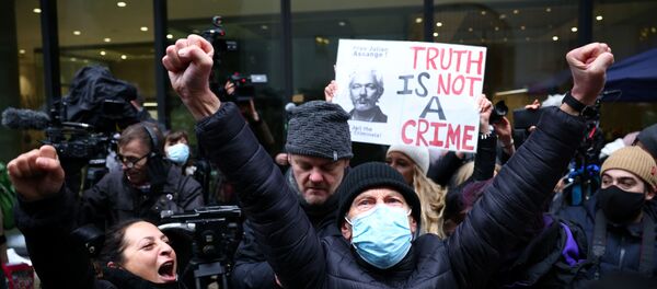 Partidarios de Julian Assange celebran la 'victoria' judicial contra EEUU - Sputnik Mundo