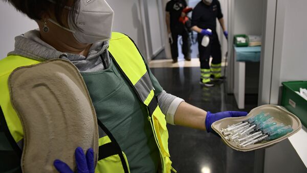 Vacunas contra el coronavirus de Pfizer antes de vacunar a los trabajadores de la salud, en Pamplona, en el norte de España - Sputnik Mundo