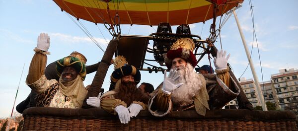 Llegada de los Reyes Magos a Sevilla en globo - Sputnik Mundo
