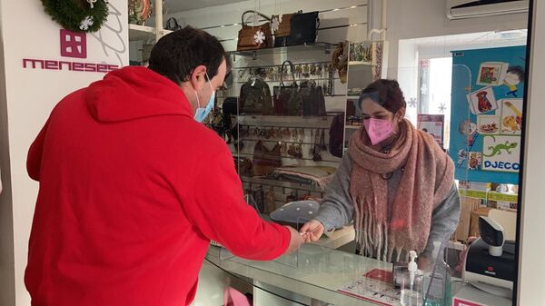 Silvia Meneses en su establecimiento - Sputnik Mundo