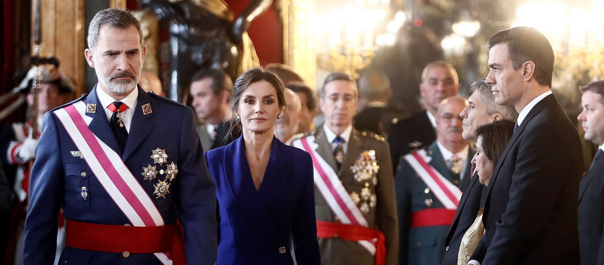 Felipe VI y doña Letizia junto a Pedro Sánchez durante la Pascua Militar de 2020 - Sputnik Mundo, 1920, 06.01.2021