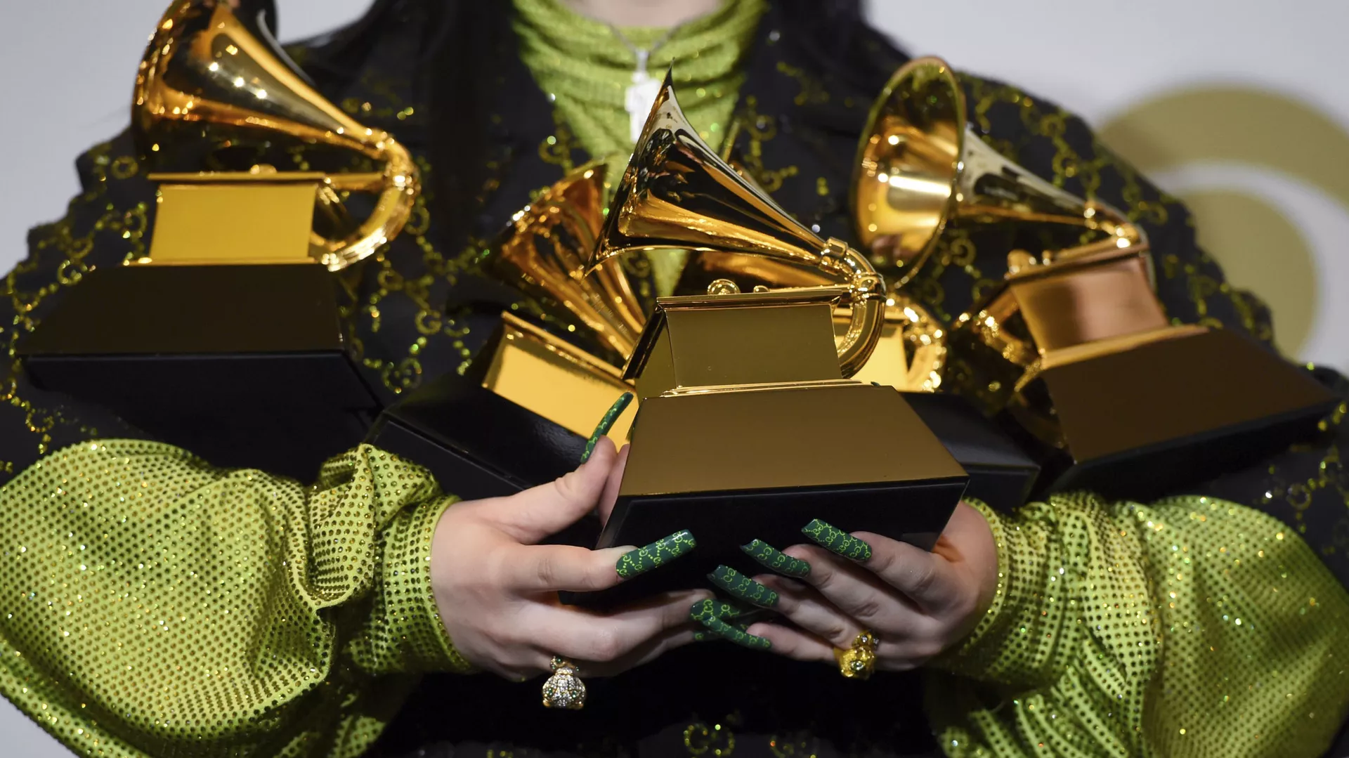 Billie Eilish con unas estatuillas Grammy en las manos, en 2020 Billie Eilish con unas estatuillas Grammy en las manos, en 2020 - Sputnik Mundo, 1920, 13.03.2021