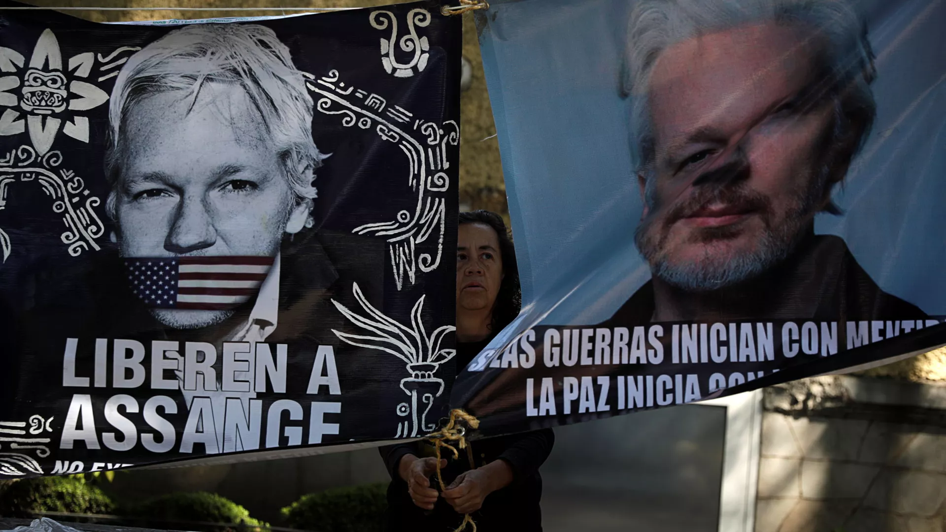 Pancartas a favor de liberación del fundador de WikiLeaks, Julian Assange 