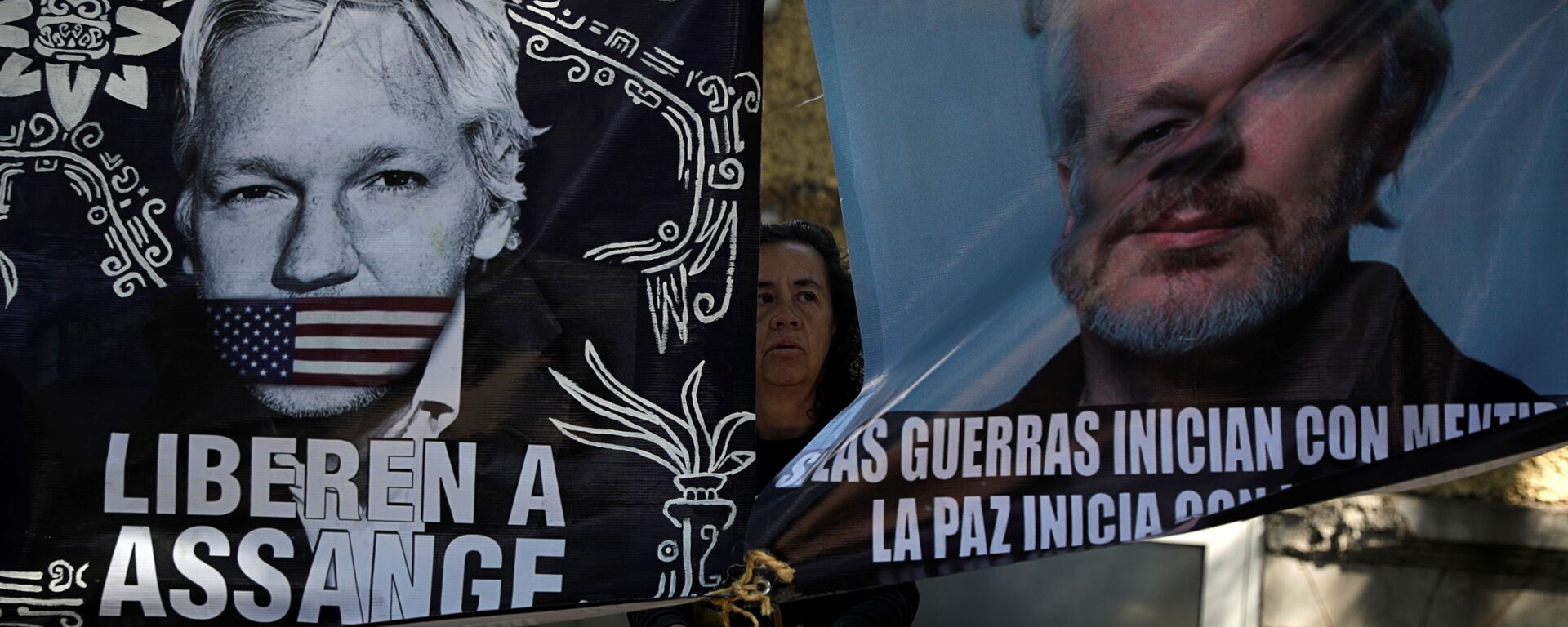 Pancartas a favor de liberación del fundador de WikiLeaks, Julian Assange  - Sputnik Mundo, 1920, 18.02.2022