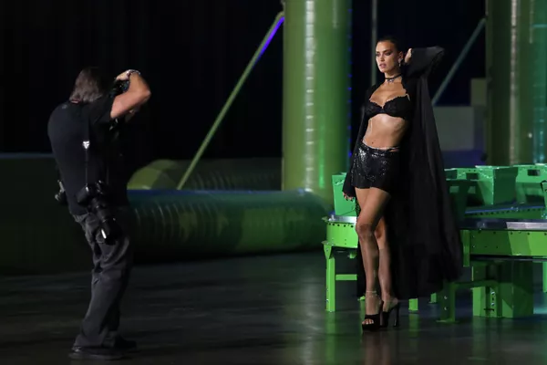 Irina reconoce que no tenía un talento innato para el modelaje, sino que lo obtuvo con el paso de los años. Cuando empecé, no estaba segura de nada, no sabía cómo moverme, no entendía lo que estaba pasando. Pero estaba aprendiendo a comportarme frente a la cámara, a tener confianza, aseguró un día la estrella. En la foto, Irina Shayk presenta una colección de la marca de lencería de Savage x Fenty de la cantante Rihanna (Los Ángeles, 2020). Irina reconoce que no tenía un talento innato para el modelaje, sino que lo obtuvo con el paso de los años. Cuando empecé, no estaba segura de nada, no sabía cómo moverme, no entendía lo que estaba pasando. Pero estaba aprendiendo a comportarme frente a la cámara, a tener confianza, aseguró un día la estrella. En la foto, Irina Shayk presenta una colección de la marca de lencería de Savage x Fenty de la cantante Rihanna (Los Ángeles, 2020). - Sputnik Mundo