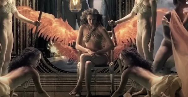 Sus trabajos realizados fuera de las pasarelas demuestran que a Shayk le gusta probar cosas nuevas. En 2014, formó parte del elenco de la película Hércules, dirigida por Brett Ratner. Su papel protagónico como Megara fue impresionante. Irina confesó que sueña con interpretar a una espía rusa. En la foto: Irina Shayk en una escena del videoclip para la canción de Kanye West 'Power'. Sus trabajos realizados fuera de las pasarelas demuestran que a Shayk le gusta probar cosas nuevas. En 2014, formó parte del elenco de la película Hércules, dirigida por Brett Ratner. Su papel protagónico como Megara fue impresionante. Irina confesó que sueña con interpretar a una espía rusa. En la foto: Irina Shayk en una escena del videoclip para la canción de Kanye West 'Power'. - Sputnik Mundo