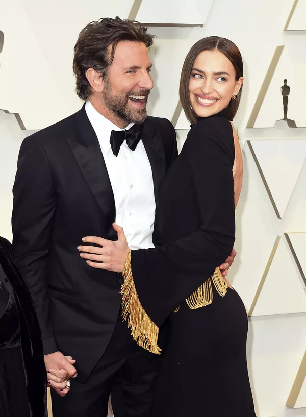 Shayk no suele hablar de su vida privada. Durante cinco años salió con el futbolista portugués Cristiano Ronaldo, posteriormente mantuvo relaciones con el actor estadounidense Bradley Cooper con el que tiene una hija, Lea. En la foto: Shayk con Cooper en la alfombra roja del Oscar 2019 en Los Ángeles. Shayk no suele hablar de su vida privada. Durante cinco años salió con el futbolista portugués Cristiano Ronaldo, posteriormente mantuvo relaciones con el actor estadounidense Bradley Cooper con el que tiene una hija, Lea. En la foto: Shayk con Cooper en la alfombra roja del Oscar 2019 en Los Ángeles. - Sputnik Mundo