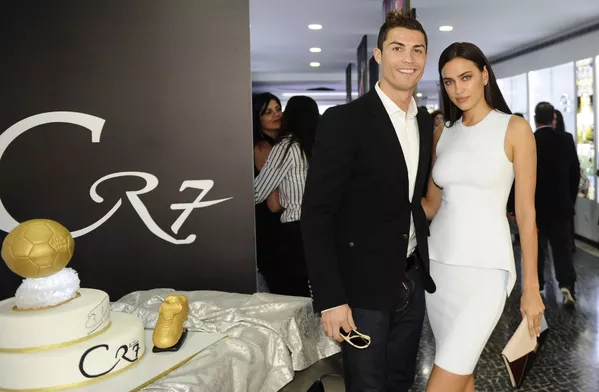 Cristiano Ronaldo y Irina Shayk posan durante la inauguración en Madeira (Portugal) del museo CR7 dedicado a la carrera profesional del futbolista portugués. Cristiano Ronaldo y Irina Shayk posan durante la inauguración en Madeira (Portugal) del museo CR7 dedicado a la carrera profesional del futbolista portugués. - Sputnik Mundo