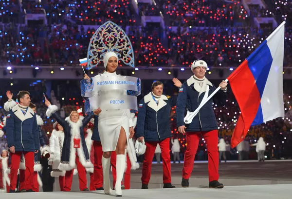 Irina es una verdadera embajadora de la cultura rusa en el extranjero. En las entrevistas casi siempre asegura estar orgullosa de sus raíces. En 2014 participó en la apertura de los Juegos Olímpicos de Invierno en Sochi. En la foto: Irina Shayk y el deportista ruso Alexandr Zubkov durante la ceremonia. Irina es una verdadera embajadora de la cultura rusa en el extranjero. En las entrevistas casi siempre asegura estar orgullosa de sus raíces. En 2014 participó en la apertura de los Juegos Olímpicos de Invierno en Sochi. En la foto: Irina Shayk y el deportista ruso Alexandr Zubkov durante la ceremonia. - Sputnik Mundo