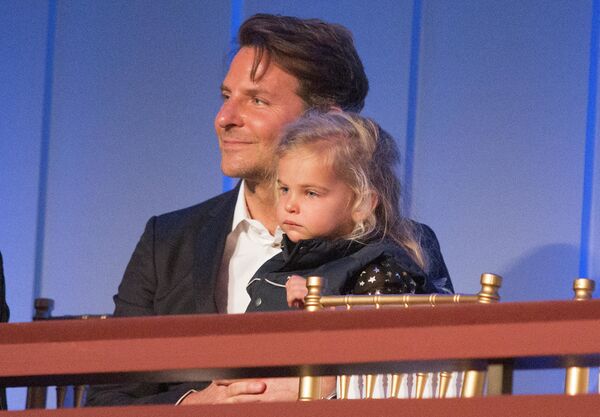 La hija de Shayk fue nombrada en honor a su querida abuela. Irina cambió su nombre Galiya hasta convertirlo en Lea. En una entrevista, Bradley Cooper admitió que a Lea le gusta cantar canciones de dibujos animados rusos y confesó que él mismo ya había aprendido palabras de unas de ellas. En foto: el expareja de Shayk y su hija. - Sputnik Mundo