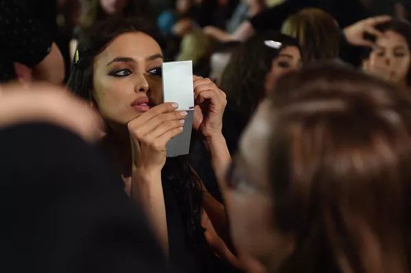 Shayk confiesa que el secreto de su belleza es bastante simple. Duerme no menos de ocho horas al día, bebe y come comida sana. Por la mañana la modelo frota su rostro con un trozo de hielo hecho de una cocción de manzanilla y bebe té verde. En la foto: La supermodelo antes del desfile de la marca Versace celebrado durante la Semana de la Moda de Milán en 2016. Shayk confiesa que el secreto de su belleza es bastante simple. Duerme no menos de ocho horas al día, bebe y come comida sana. Por la mañana la modelo frota su rostro con un trozo de hielo hecho de una cocción de manzanilla y bebe té verde. En la foto: La supermodelo antes del desfile de la marca Versace celebrado durante la Semana de la Moda de Milán en 2016. - Sputnik Mundo