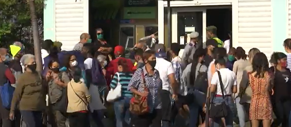 Cubanos hacen cola para cambiar dinero tras el fin del sistema de doble moneda - Sputnik Mundo