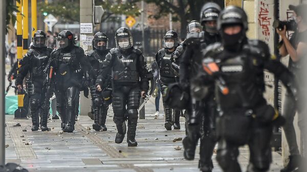 Policía antidisturbios en Bogotá, Colombia - Sputnik Mundo