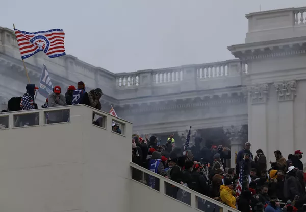 Los partidarios de Donald Trump asaltan el Capitolio durante la protesta celebrada para impugnar la certificación de los resultados de las elecciones presidenciales del 2020 por parte del Congreso. - Sputnik Mundo