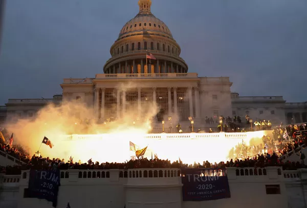 Una explosión durante el enfrentamiento entre los manifestantes y las fuerzas de seguridad.  - Sputnik Mundo