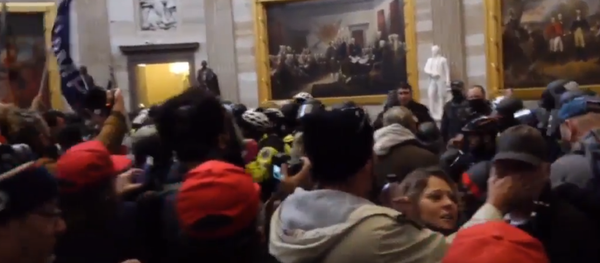 Caos en Washington: las imágenes del asalto al Capitolio dan la vuelta al mundo - Sputnik Mundo