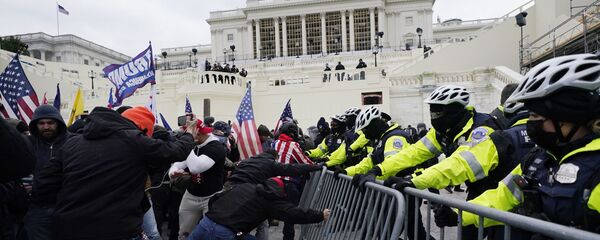 Manifestantes durante las protestas frente al Capitolio (Washington) - Sputnik Mundo