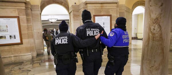 Efectivos de la Policía del Capitolio durante el asalto al edificio del 6 de enero de 2021 - Sputnik Mundo