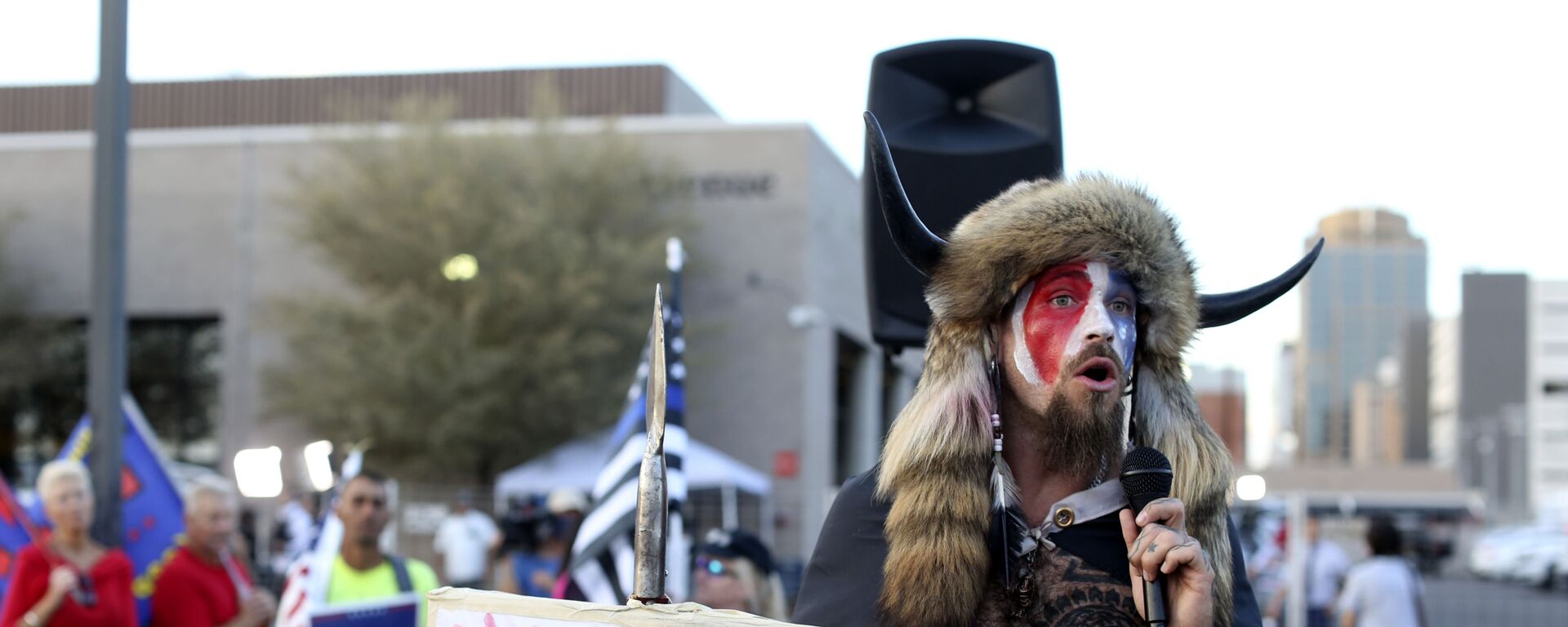 Jake Angeli, conocido como Yellowstone Wolf, en una protesta de Estados Unidos - Sputnik Mundo, 1920, 04.11.2022