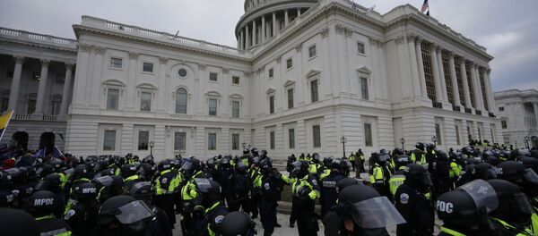 Policías frente al Capitolio en Washington - Sputnik Mundo