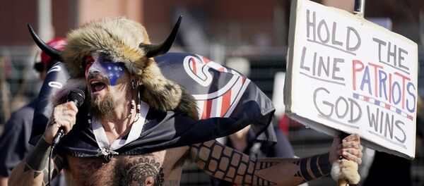 Jake Angeli durante un acto a favor de Donald Trump en Arizona en 2020 - Sputnik Mundo