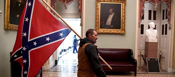 Manifestante pro-Trump dentro del Capitolio - Sputnik Mundo