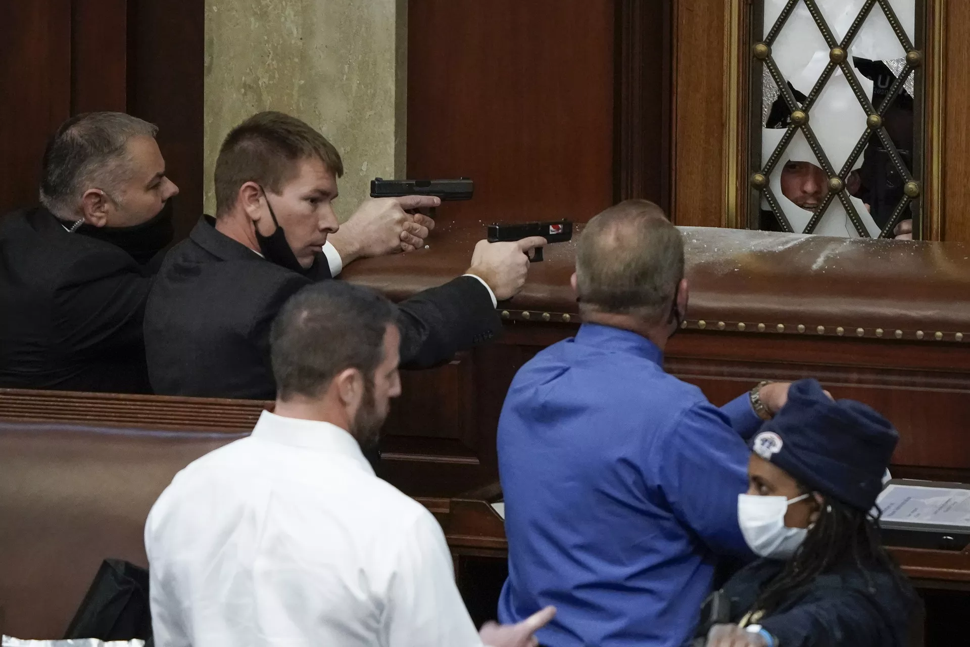 La Policía del Capitolio de EEUU durante el asalto - Sputnik Mundo, 1920, 06.05.2021
