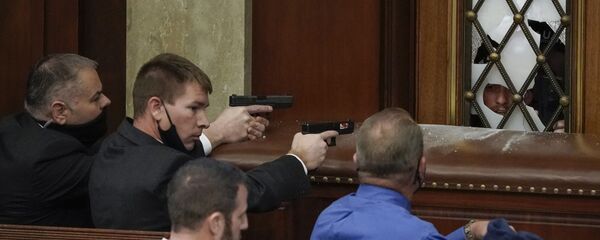 La Policía del Capitolio de EEUU durante el asalto - Sputnik Mundo