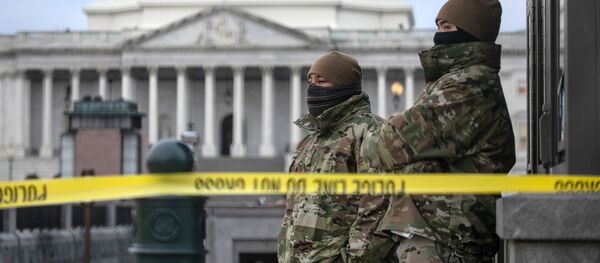 Las tropas de la Guardia Nacional vigilan el Capitolio de EEUU, Washington DC, el 8 de enero de 2021 - Sputnik Mundo