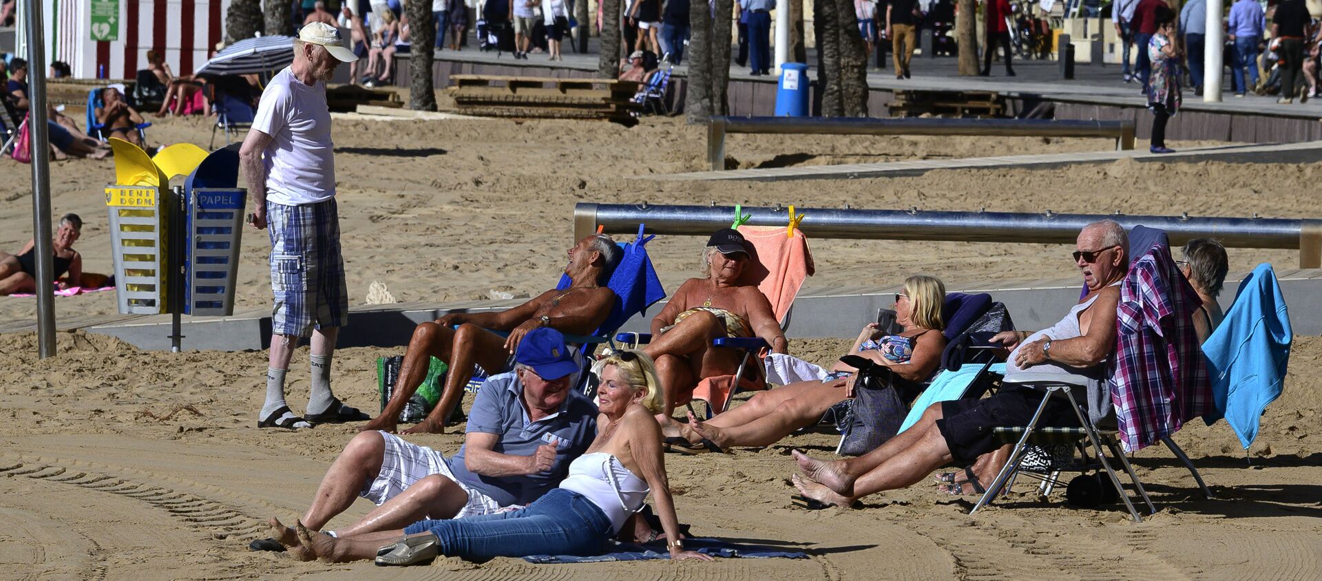 Un grupo de británicos en la playa de Benidorm, en la provincia española de Alicante - Sputnik Mundo, 1920, 10.01.2021