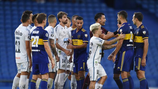 Futbolistas de Santos y Boca Juniors durante la semifinal de la Copa Libertadores de 2020 - Sputnik Mundo