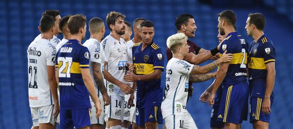 Futbolistas de Santos y Boca Juniors durante la semifinal de la Copa Libertadores de 2020 - Sputnik Mundo