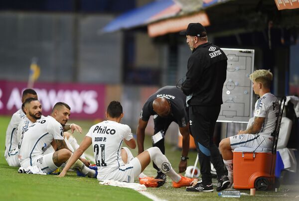 Futbolistas de Santos escuchando la charla técnica en el campo de juego durante la semifinal de la Copa Libertadores 2020 - Sputnik Mundo