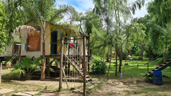 Las casas de la zona están elevadas en pilares, prevenidas por las subidas del agua - Sputnik Mundo