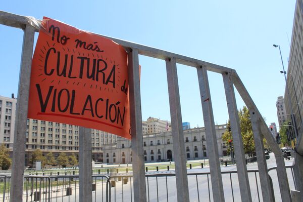 Manifestación feminista frente a La Moneda - Sputnik Mundo