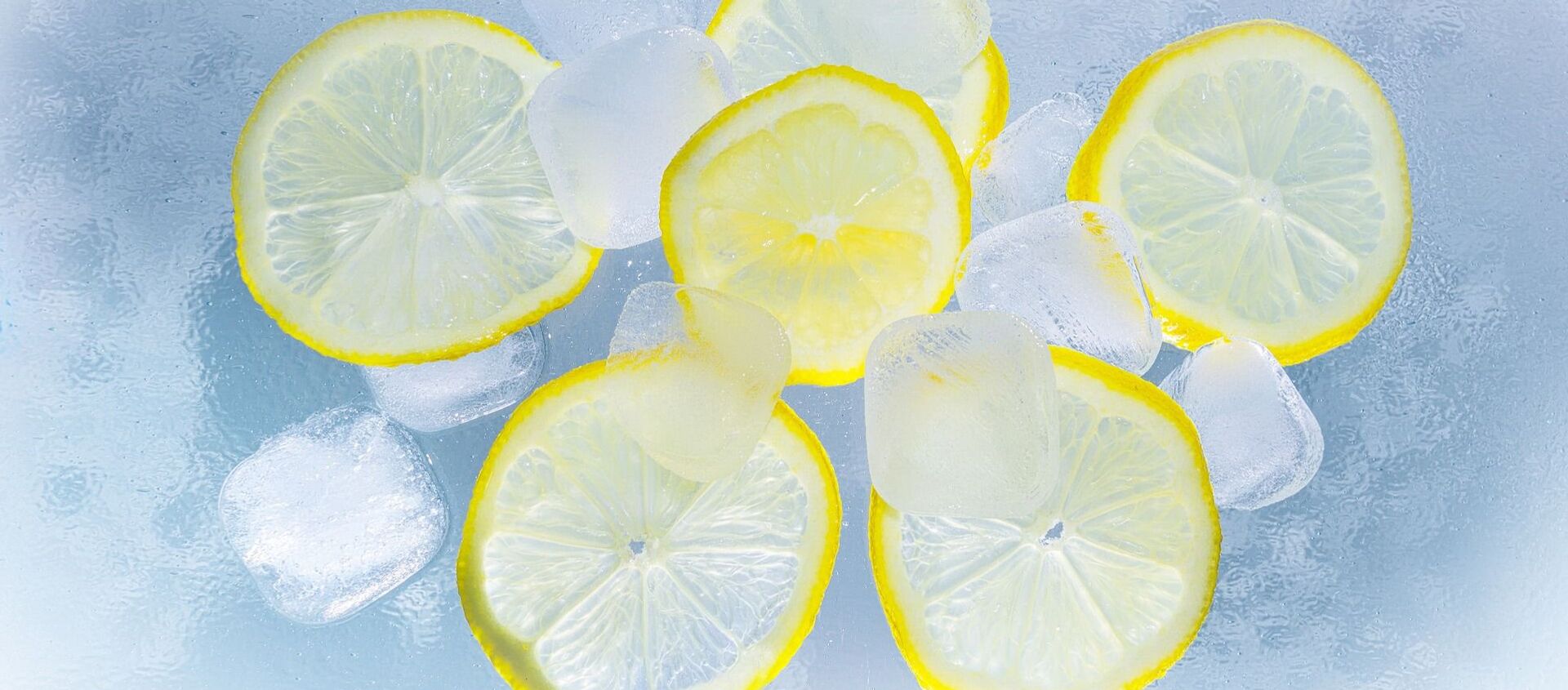 Unos cubitos de hielos y unas rodajas de limón (imagen referencial) - Sputnik Mundo, 1920, 09.01.2021