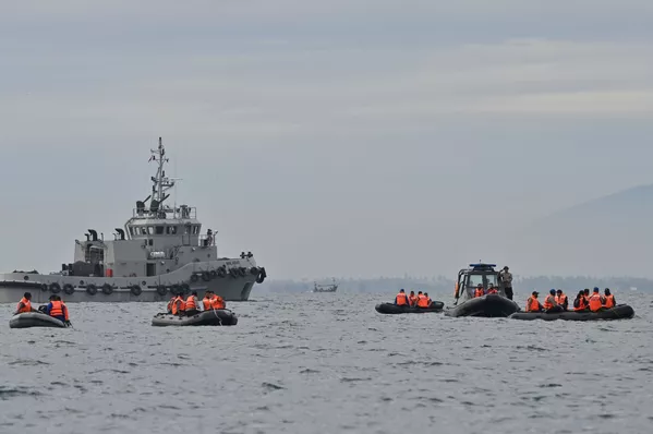 Varias embarcaciones participan en las operaciones de búsqueda y rescate en el mar de Java, cerca de la isla de Lancang, donde un Boeing 737-500 de Sriwijaya Air se estrelló poco después de despegar del aeropuerto de Yakarta. - Sputnik Mundo