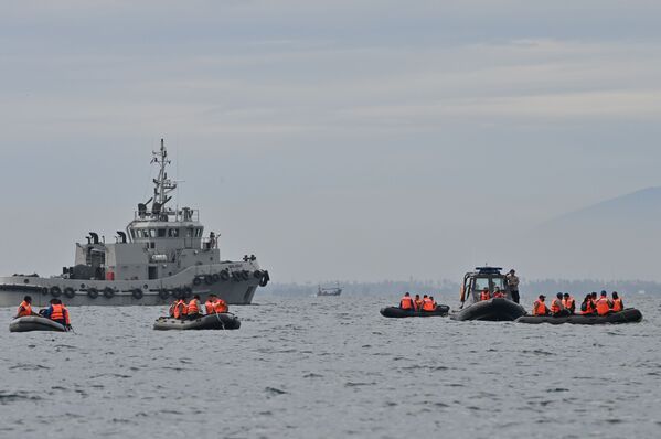Varias embarcaciones participan en las operaciones de búsqueda y rescate en el mar de Java, cerca de la isla de Lancang, donde un Boeing 737-500 de Sriwijaya Air se estrelló poco después de despegar del aeropuerto de Yakarta. - Sputnik Mundo