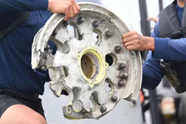 Miembros de la Armada indonesia inspeccionan lo que se cree que son los restos del avión de Sriwijaya Air que se estrelló en el mar de Java. - Sputnik Mundo