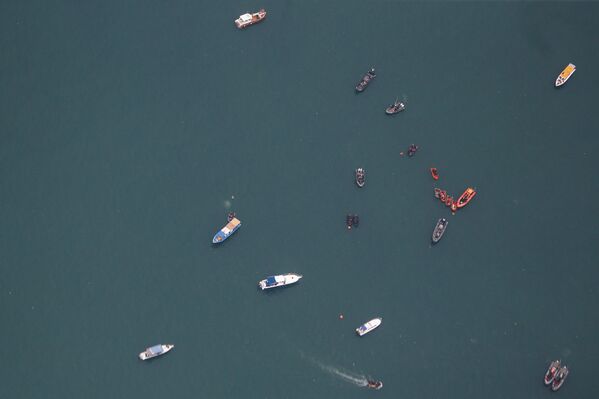 Varias embarcaciones participan en las operaciones de búsqueda y rescate en el mar de Java. - Sputnik Mundo