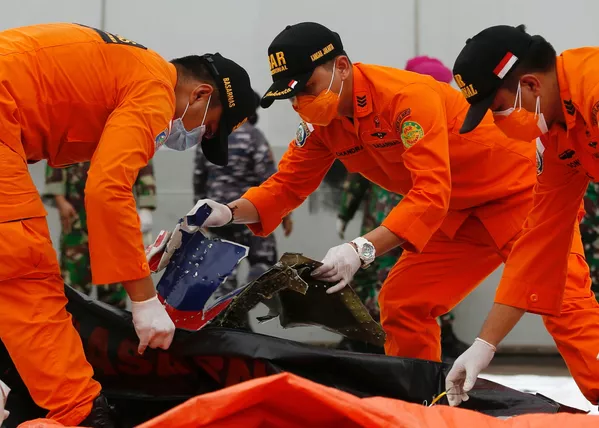 Los rescatistas indonesios inspeccionan lo que se cree que son los escombros del avión de Sriwijaya Air, que se estrelló en el mar de Java el 9 de enero. - Sputnik Mundo