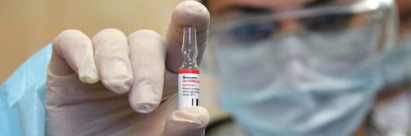 Una profesional de la salud sostiene una dosis de Sputnik V, una de las vacunas rusas contra el COVID-19 Una profesional de la salud sostiene una dosis de Sputnik V, una de las vacunas rusas contra el COVID-19 - Sputnik Mundo