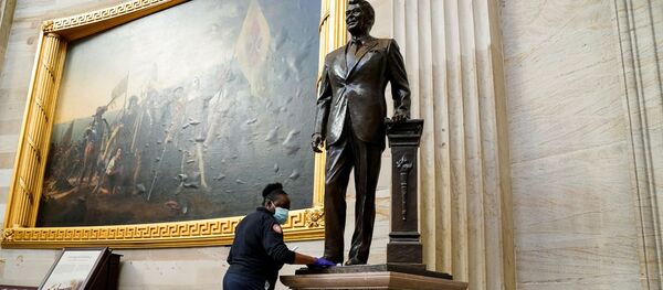 Tras un violento asalto, el Capitolio se prepara para la toma de posesión de Biden - Sputnik Mundo